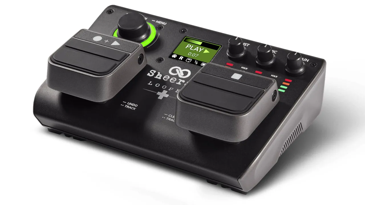 Ed Sheeran tworzy muzykę na tym looperze. Urządzenie ma dwa pedały, ekran i pokrętła.
