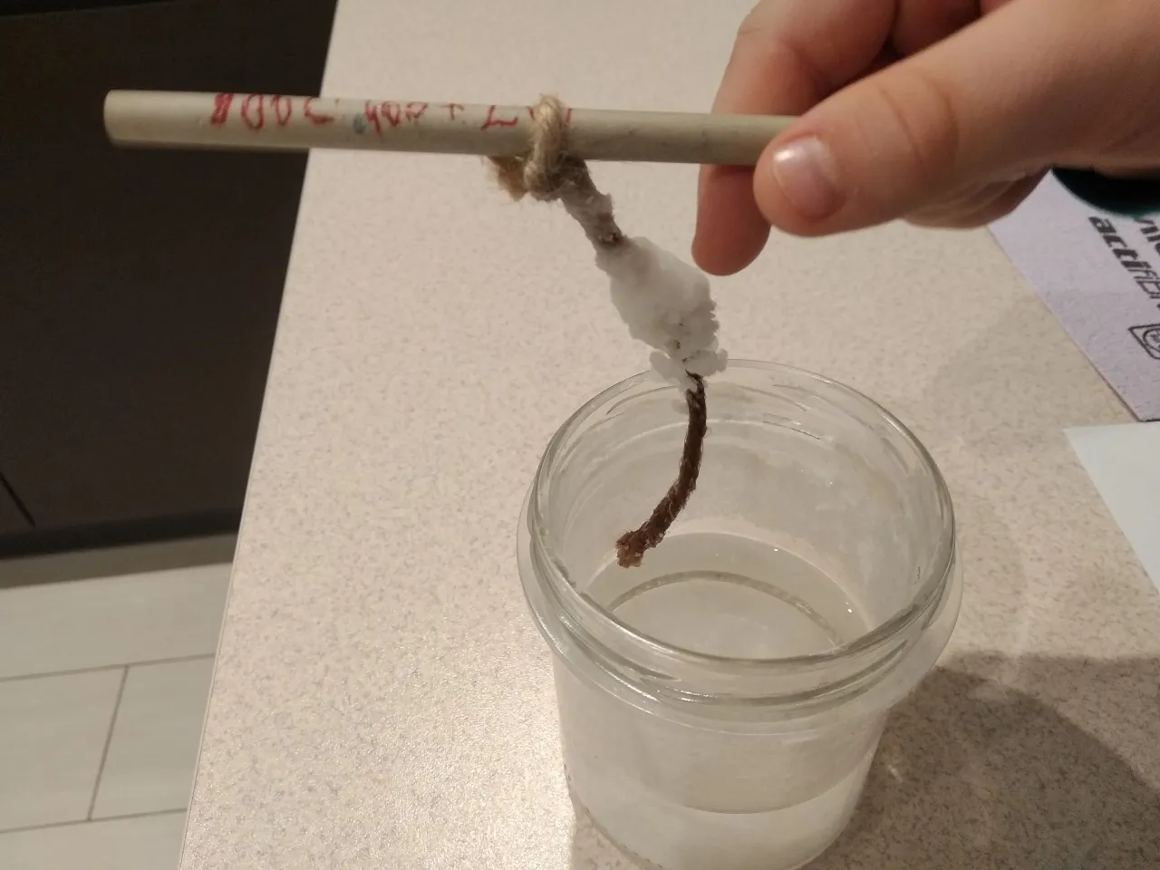 materiały do eksperymentu z solą i sznurkiem