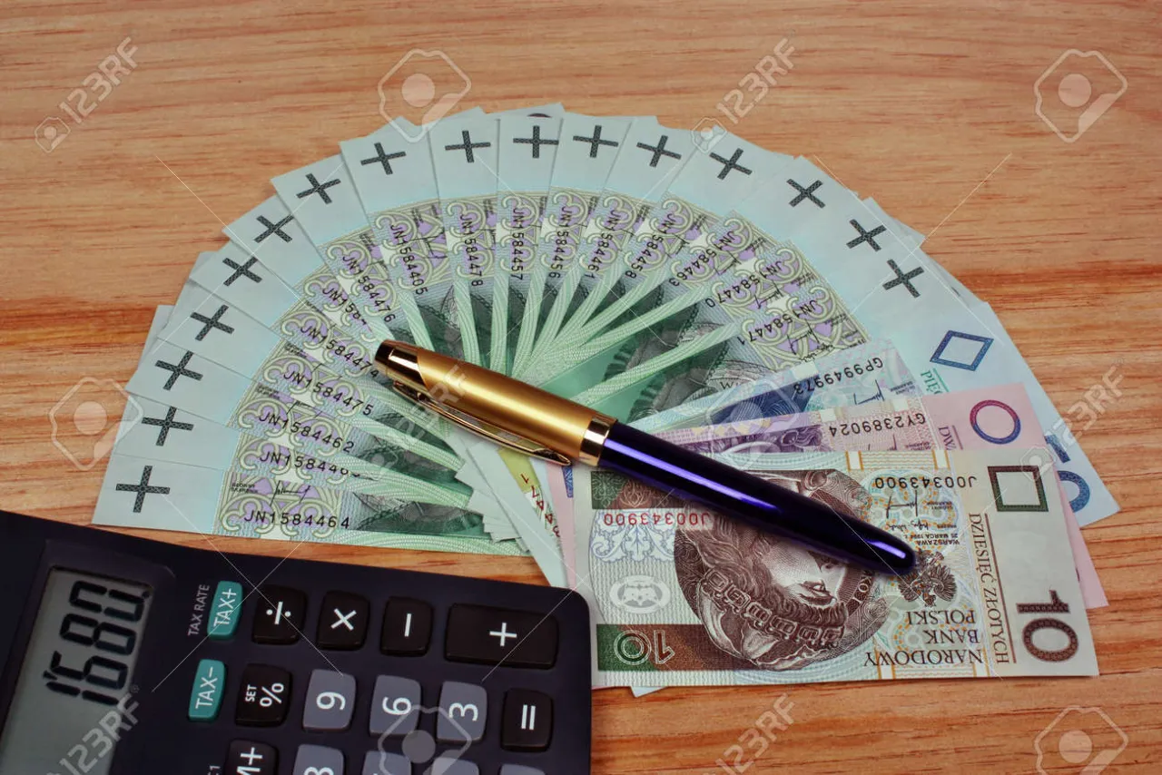 kalkulator i polskie pieniądze na stole