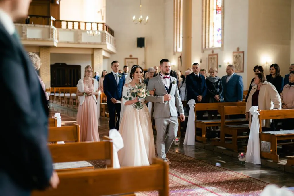 polska para młoda w kościele podczas ślubu