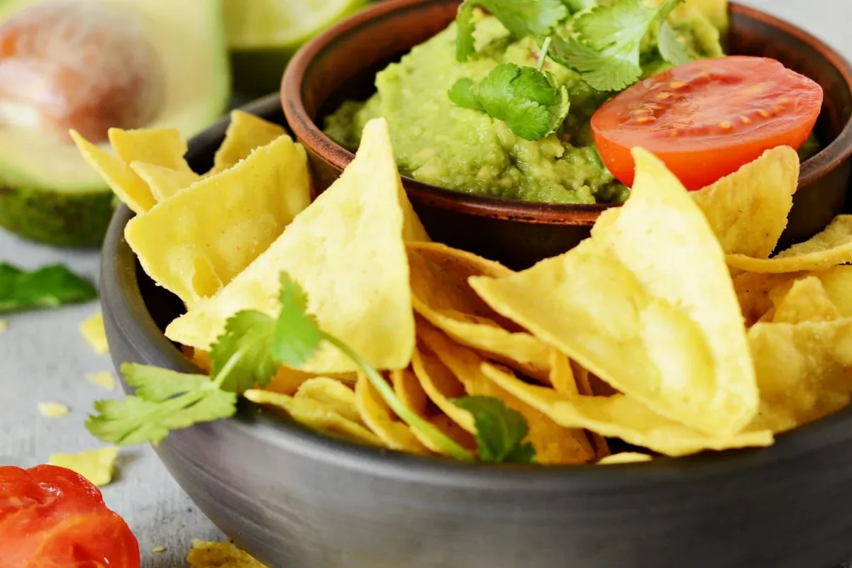 Guacamole z nachos i świeżymi warzywami