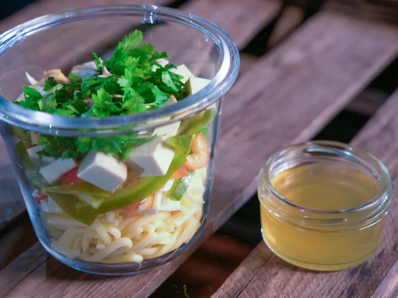 Zwei Arten von Suppe im Glas nebeneinander: Instant-Schichtsuppe und eingekochte Gem&uuml;sesuppe