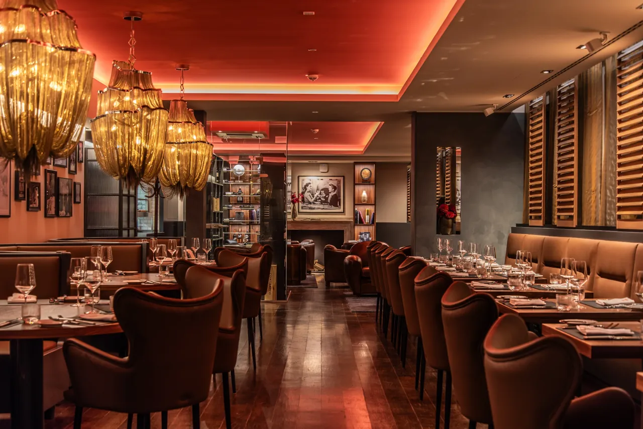 Romantisches Restaurant Ambiente mit gedecktem Tisch