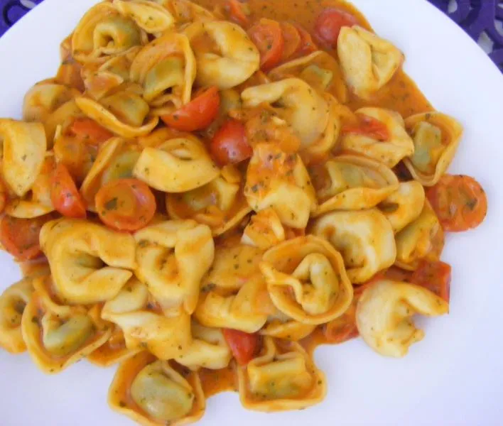 różne sosy do tortellini