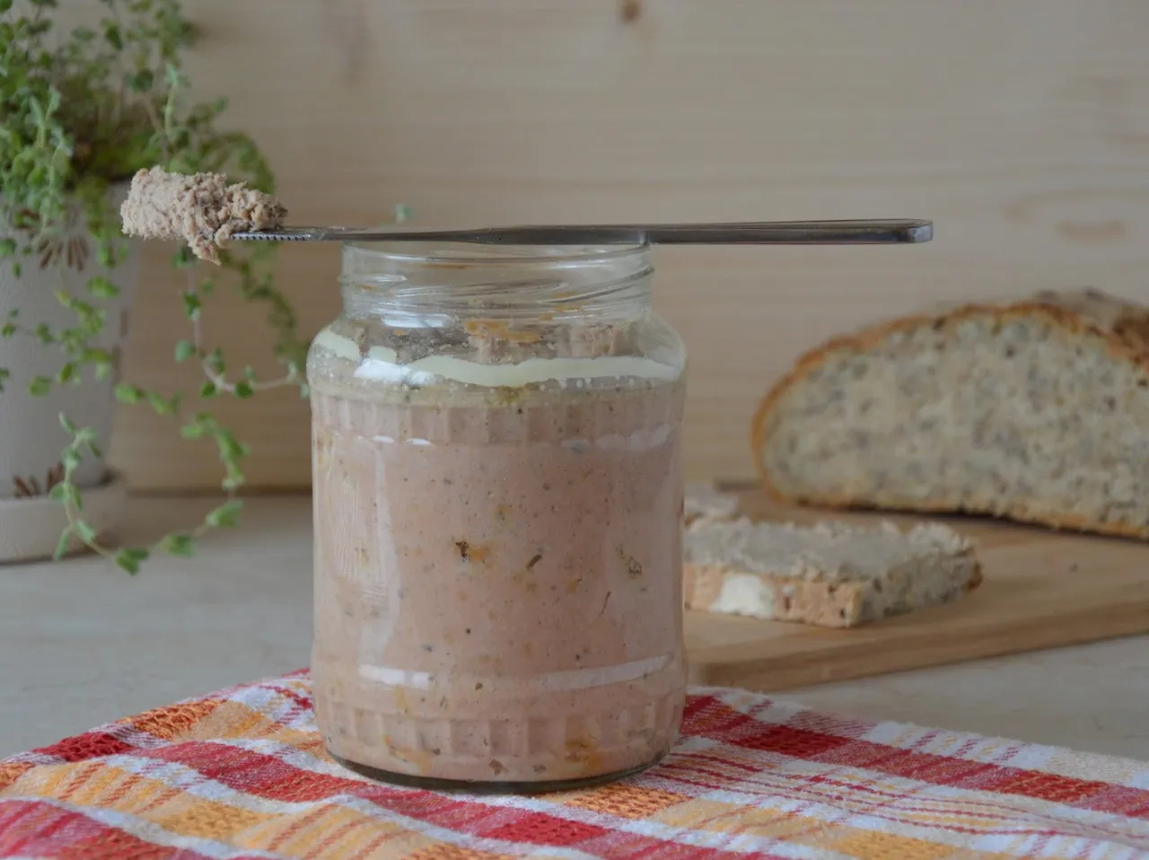 R&oacute;żne rodzaje pasztetu: wieprzowy, drobiowy, wegetariański