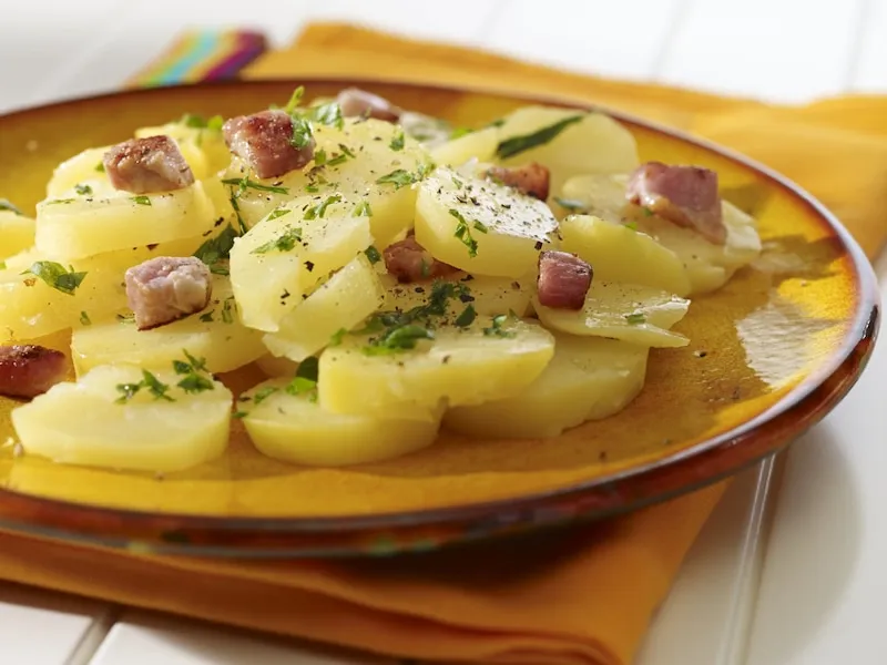 niemiecka sałatka ziemniaczana z boczkiem