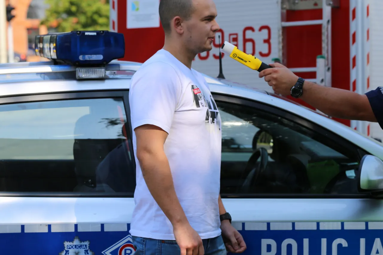 osoba trzymająca alkomat, zmartwiona twarz, problem z alkomatem