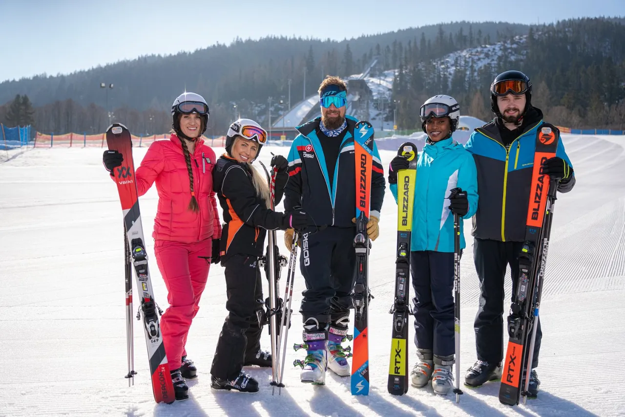 rodzina na nartach wypożyczalnia sprzętu