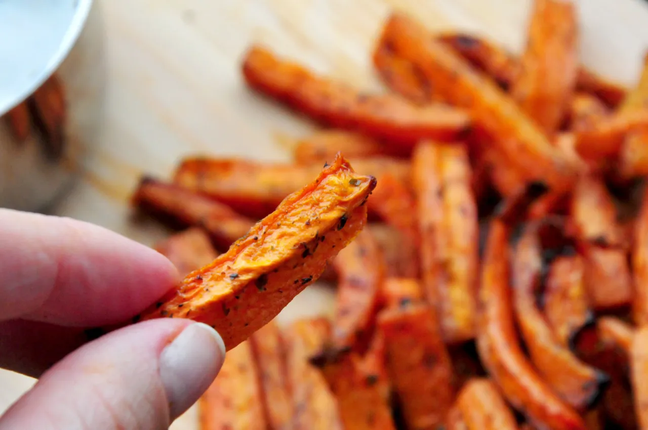 Frytki z marchewki na talerzu z dipem