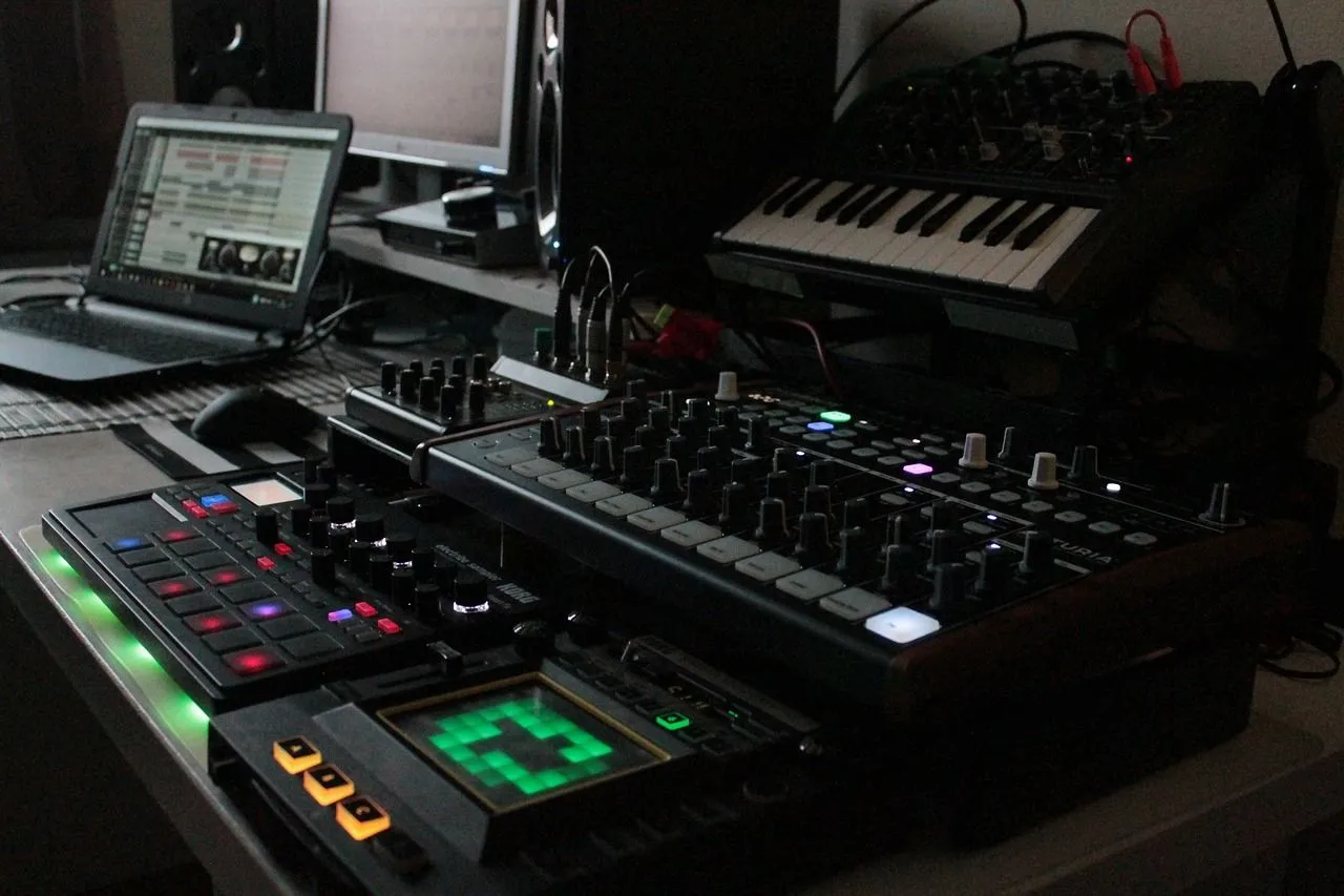 Zdjęcie Jaki syntezator do muzyki elektronicznej? Kluczowe informacje i porady