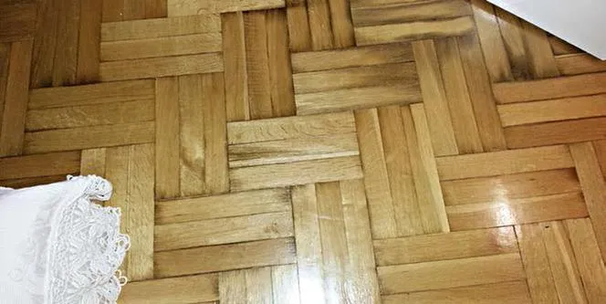Zdjęcie Jak długo schnie zalany parkiet? Czas, czynniki i skutki niewłaściwego osuszania