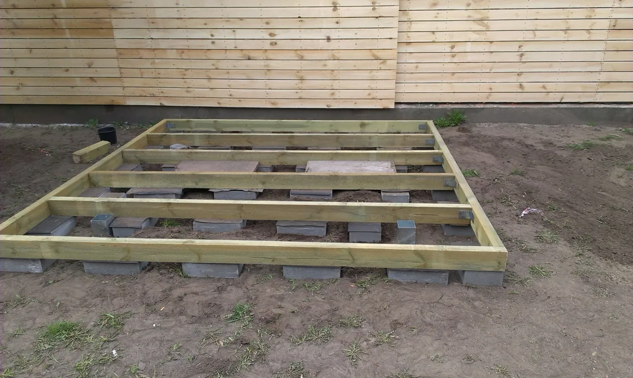 Zdjęcie Jak wybrać idealny fundament pod altankę drewnianą? Porównanie typów i praktyczne porady