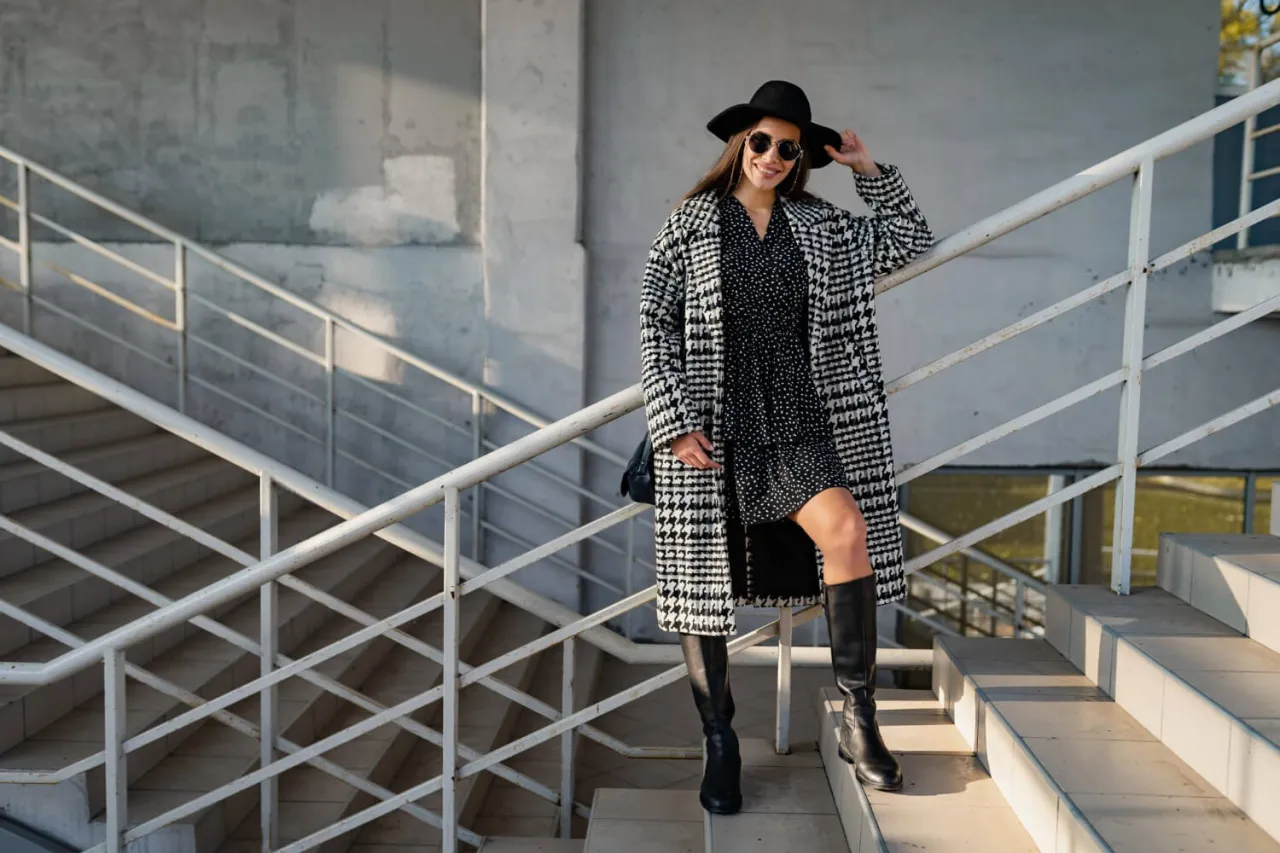 Zdjęcie Jakie buty do czarnego płaszcza? 7 stylowych propozycji na każdą okazję