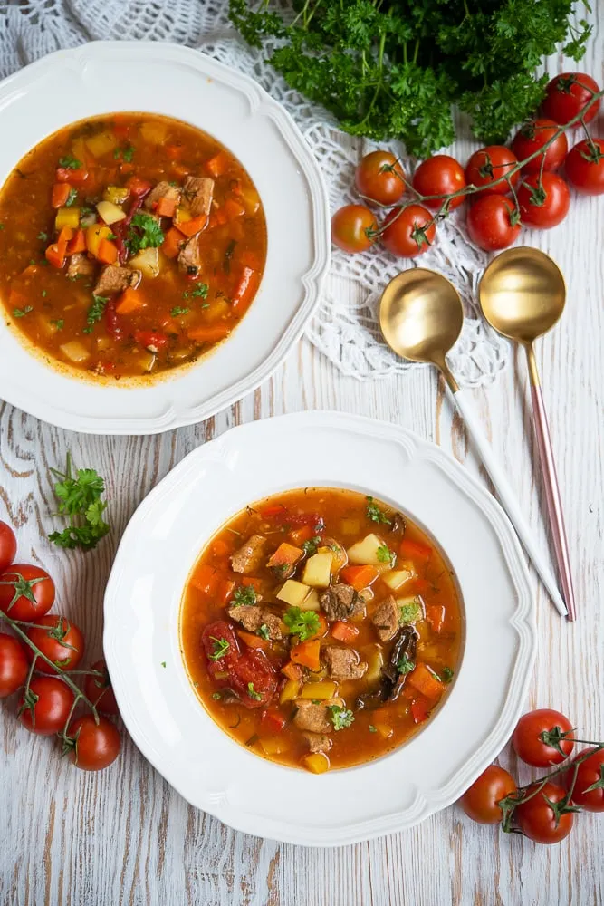 Zdjęcie Jakie przyprawy do zupy gulaszowej, aby uzyskać wyjątkowy smak?