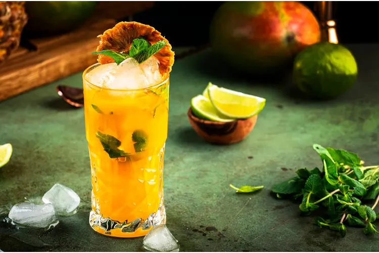 Zdjęcie Orzeźwiający napój z białego wina i słodkiego soku owocowego na lato