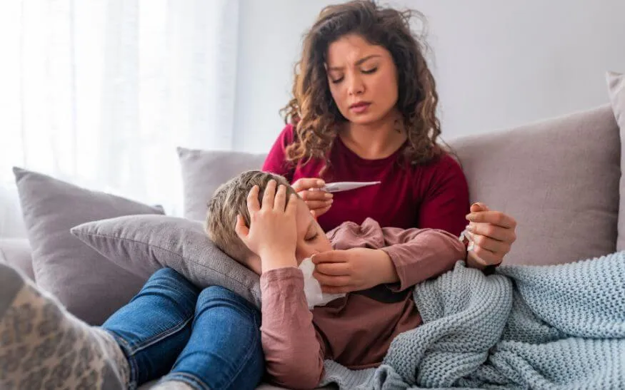 Zdjęcie Czy dziecko z gorączką może iść na dwór? Sprawdź, co jest bezpieczne