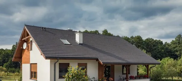 Zdjęcie Ile kosztuje m² dachu z dachówki ceramicznej? Cena, która Cię zaskoczy!