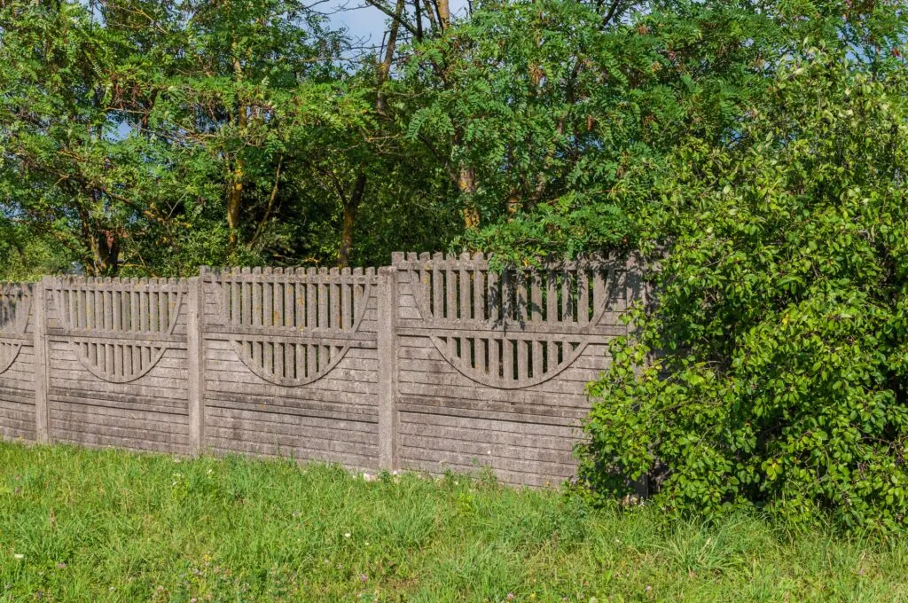 Zdjęcie Czym pomalować płot betonowy, aby uniknąć uszkodzeń i trwałość?