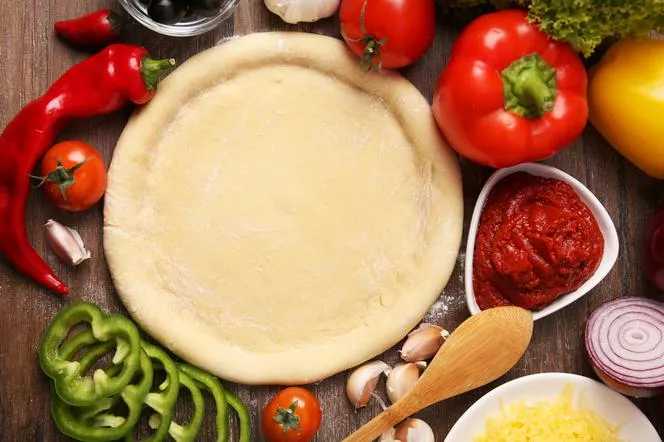 Zdjęcie Jak zrobić spód do pizzy: idealny przepis na ciasto krok po kroku