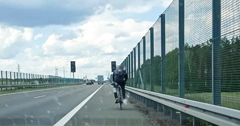 Zdjęcie Czy można jechać rowerem po autostradzie? W Polsce to zabronione!