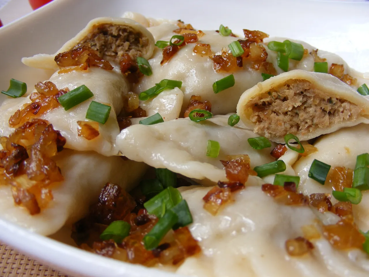 Zdjęcie Ile kcal ma pierogi z mięsem? Poznaj kaloryczność popularnego dania