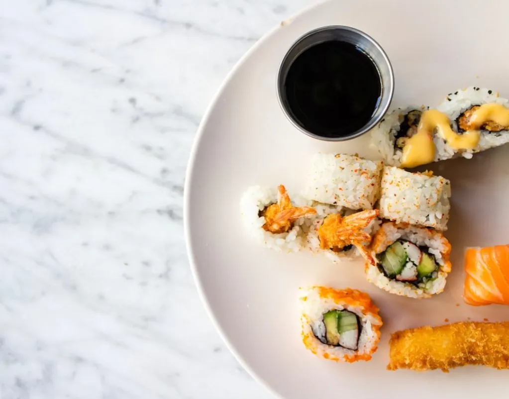 Zdjęcie Ile można przechowywać sushi, aby uniknąć zatrucia pokarmowego?