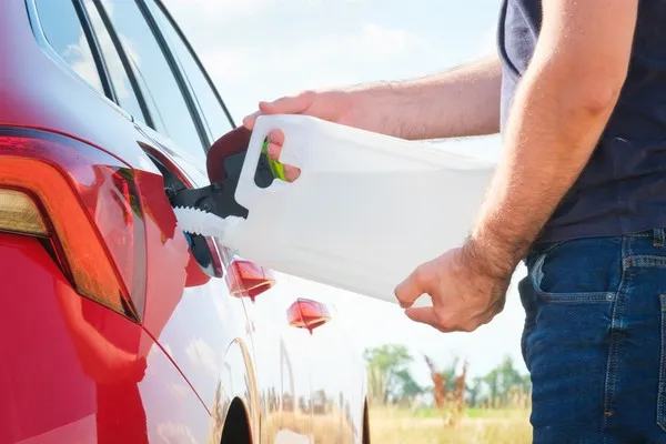 Zdjęcie Mocznik w płynie! 4 zaskakujące zastosowania, które uratują auto