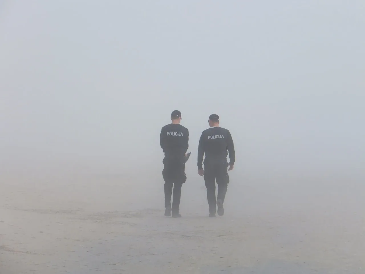 Zdjęcie Noszenie koszulki z napisem policja jest nielegalne - poznaj konsekwencje