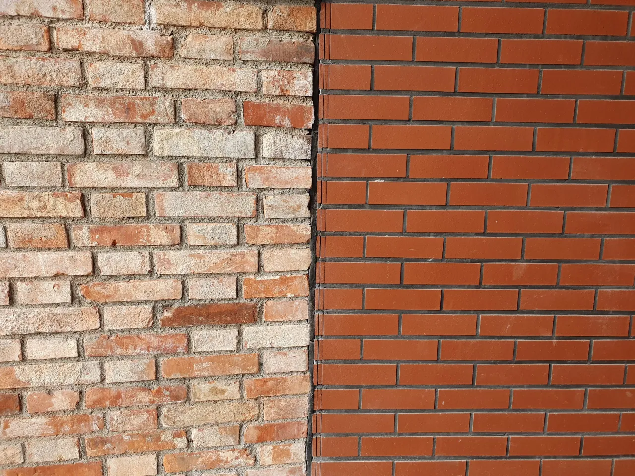 Zdjęcie Jaką farbą pomalować cegłę, aby uzyskać trwały efekt?