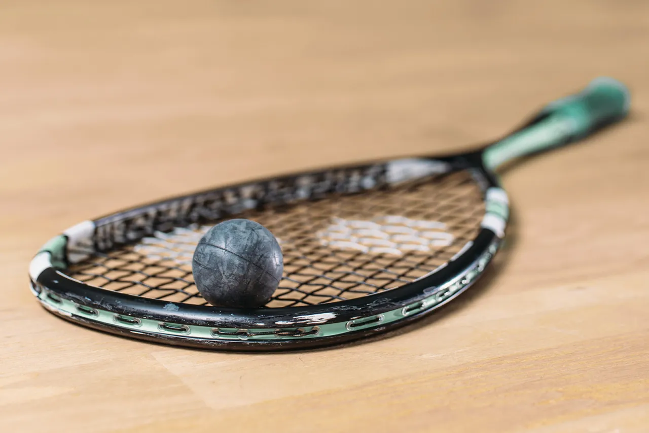 Zdjęcie Jak wybrać naciąg rakiety squash, aby poprawić swoją grę?