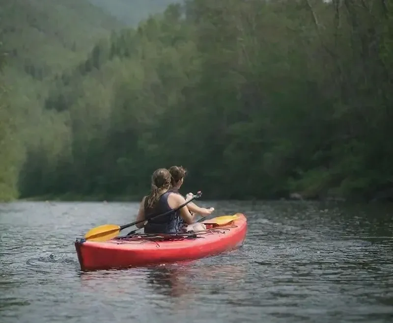 Zdjęcie Jak pływać kajakiem? Przewodnik dla początkujących krok po kroku