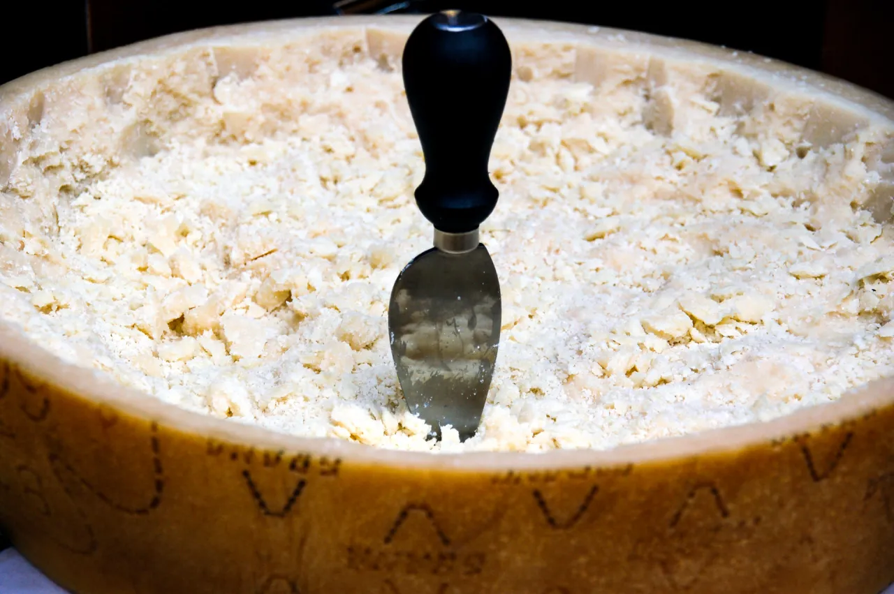 Zdjęcie Czy parmigiano reggiano to parmezan? Odkryj prawdę o serze
