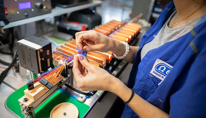 Zdjęcie Monter wiązek elektrycznych - odpowiedzialność, zarobki i wymagania