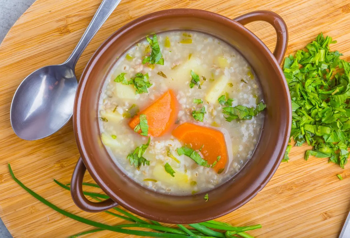 Zdjęcie Ile kcal ma krupnik? Poznaj prawdziwą wartość kaloryczną zupy