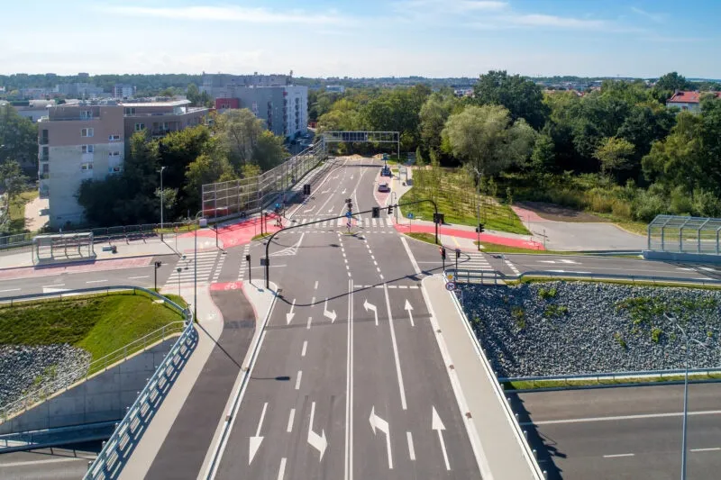 Zdjęcie Skręt w prawo - kiedy wolno go wykonać? Poznaj zasady ruchu