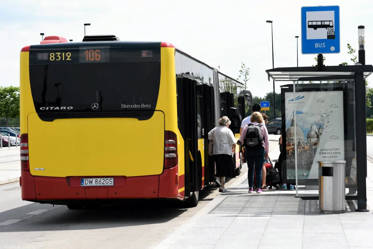 Zdjęcie Czy autobus ma pierwszeństwo w terenie zabudowanym? Sprawdź zasady bezpieczeństwa