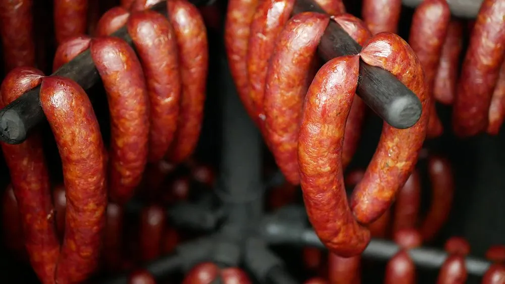 Zdjęcie Ile wędzić kiełbasę, aby uzyskać idealny smak i aromat?