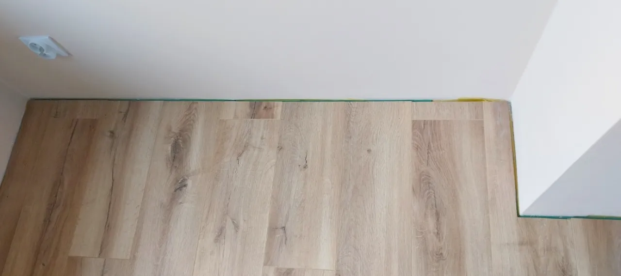 Zdjęcie Próg do paneli: Dlaczego jest niezbędny? 3 ważne funkcje