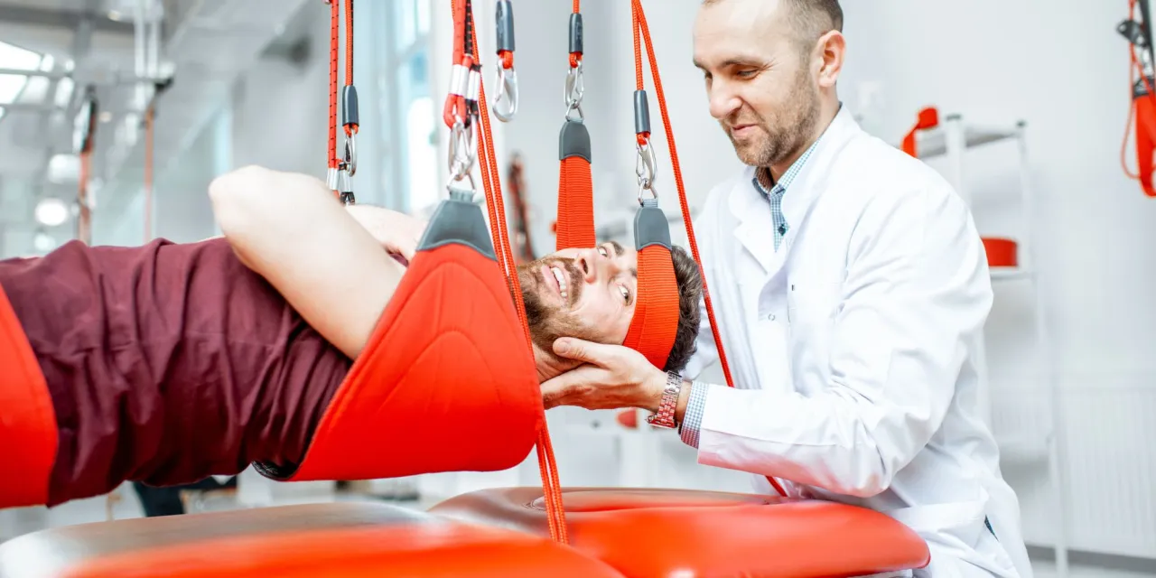 Zdjęcie Ile trwa rehabilitacja przy dyskopatii? Poznaj kluczowe informacje