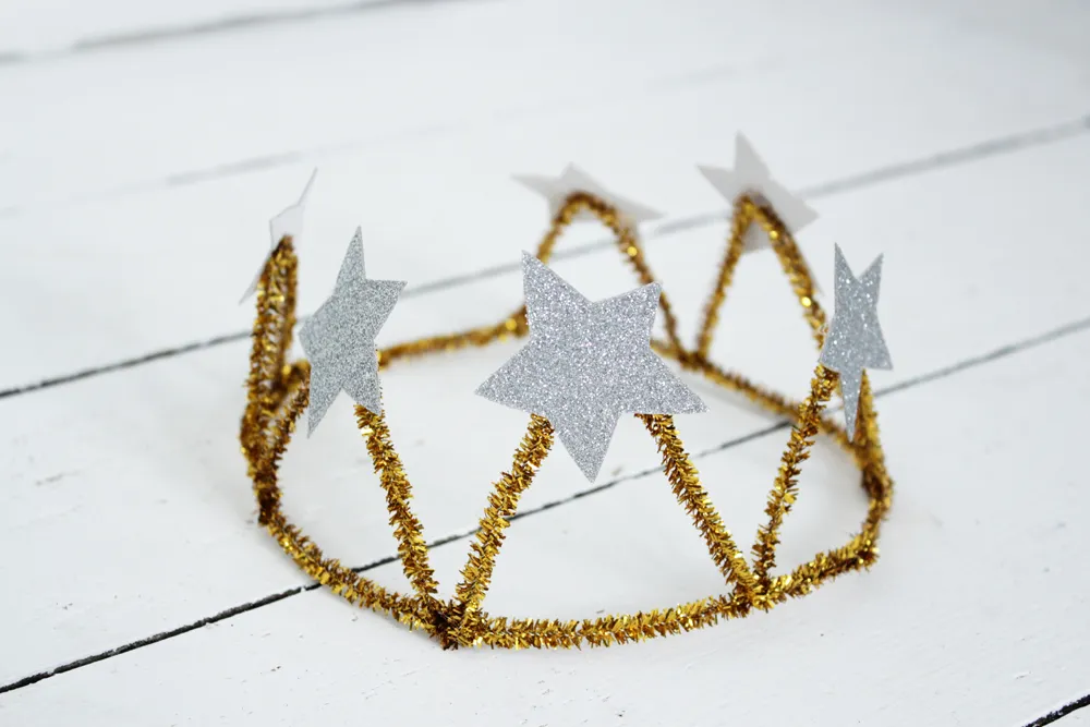 Zdjęcie Jak zrobić koronę dla dziecka – proste i kreatywne pomysły na zabawę