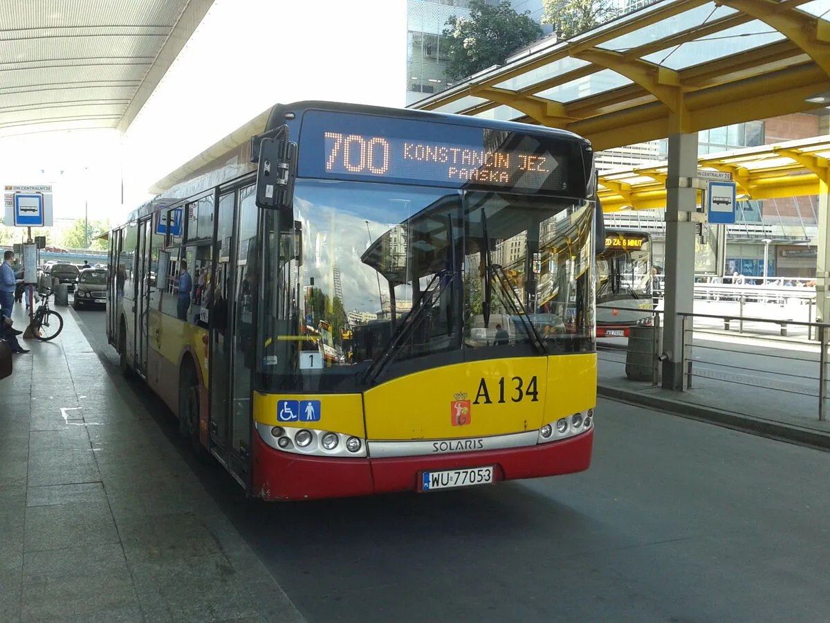 Zdjęcie Skąd odjeżdża autobus 700 z Warszawy Centralnej? Sprawdź szczegóły