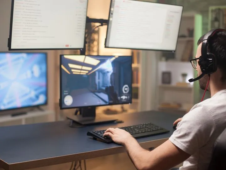 Zdjęcie Jaki monitor wybrać: jasność 250 czy 300 cd/m² dla lepszej pracy?