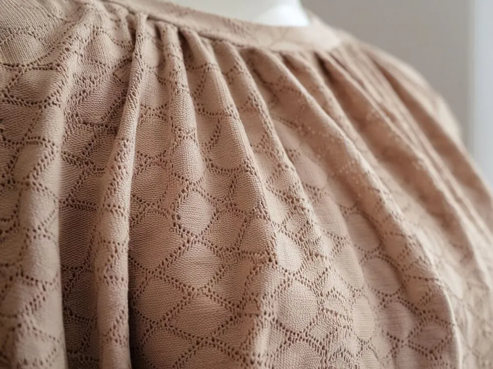 Zdjęcie Bluzka trykotowa co to znaczy? Poznaj jej właściwości i stylizacje