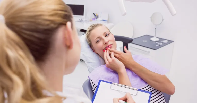 Zdjęcie Kiedy na solarium po wyrwaniu zęba? Uniknij powikłań i bólu