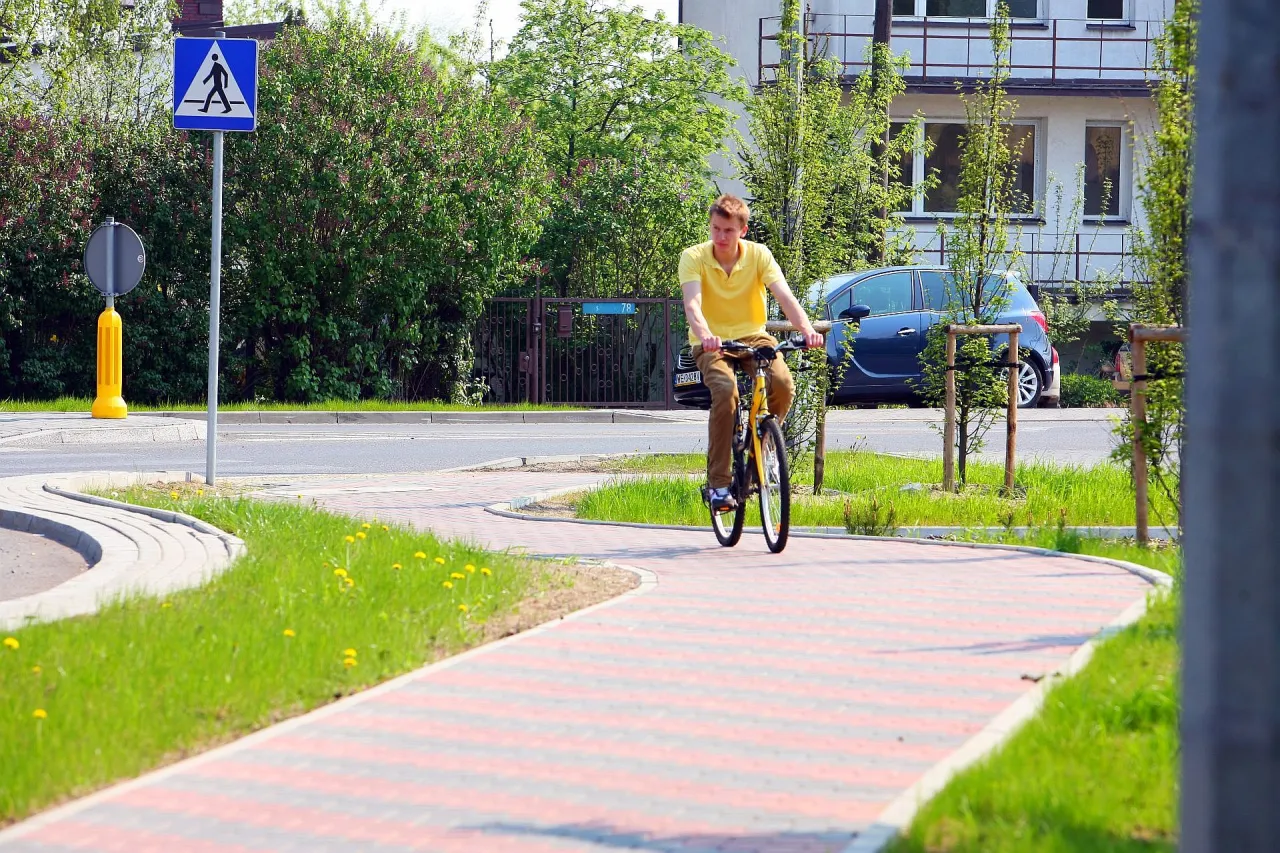 Zdjęcie Kiedy rowerzysta może jechać po chodniku? Poznaj ważne zasady