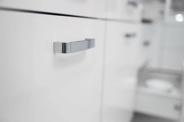 Zdjęcie Czym czyścić białe meble, aby uniknąć trwałych plam i zniszczeń?