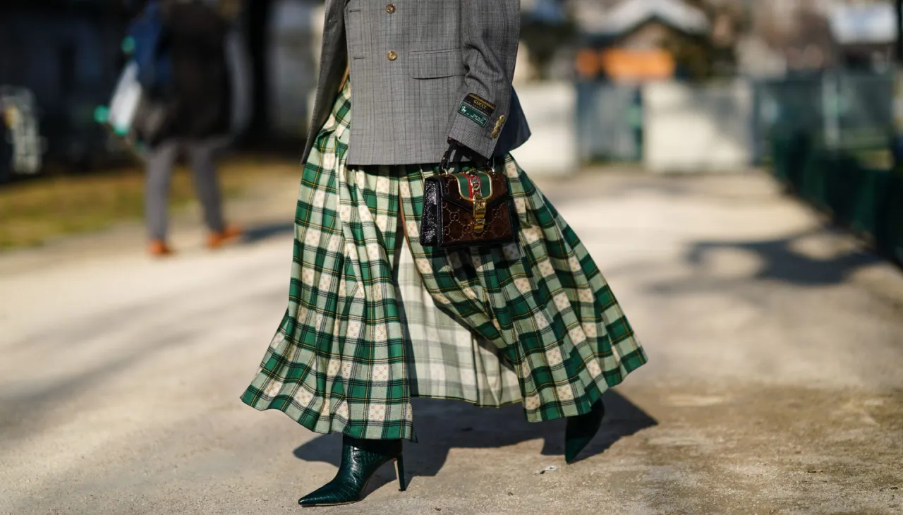 Kratka na spódniczce i marynarce to dowód, że spódniczki w kratkę są modne. Stylowa torebka Gucci dopełnia całość.