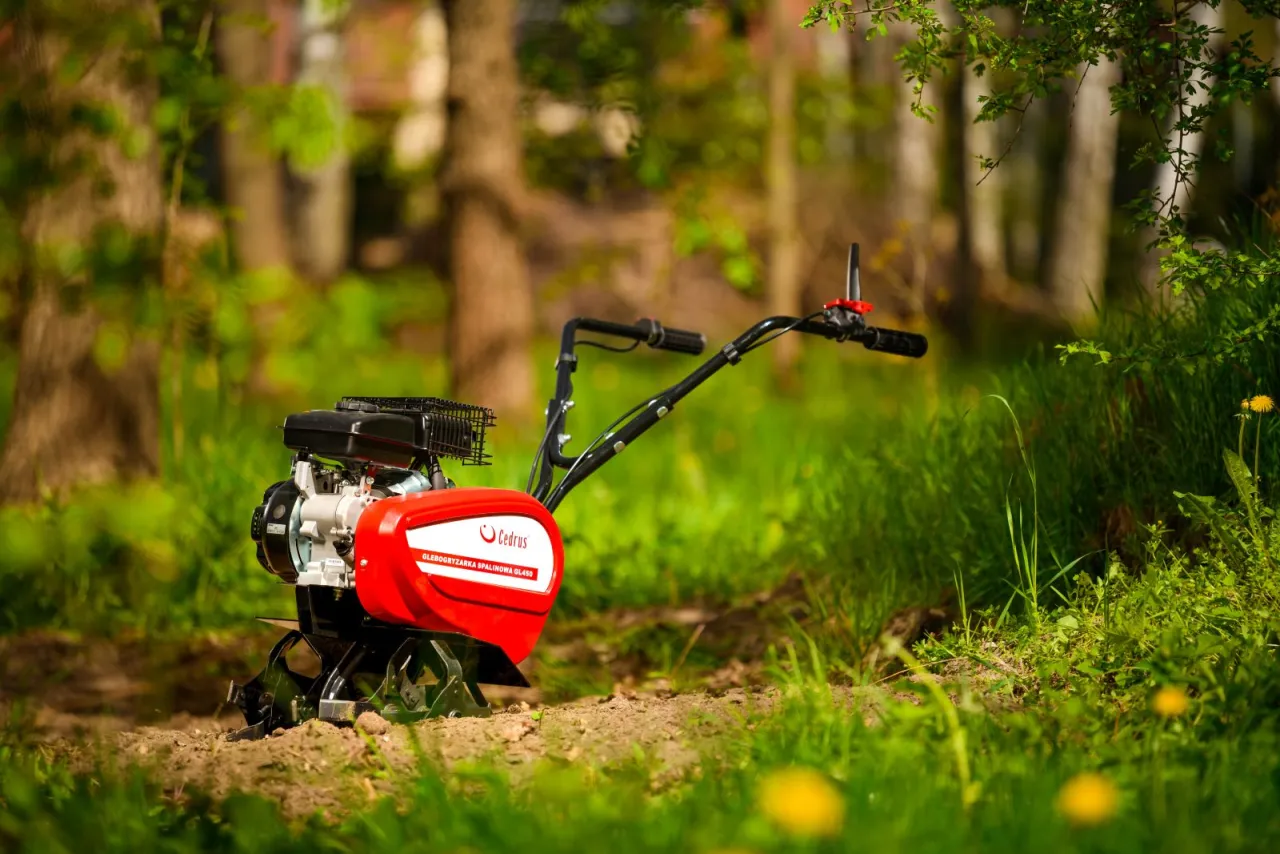 Czerwona glebogryzarka Cedrus gotowa do pracy, spulchnia ziemię w ogrodzie.