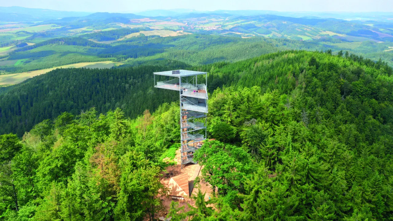 Szlaki turystyczne Chełmiec Tr&oacute;jgarb wieża widokowa