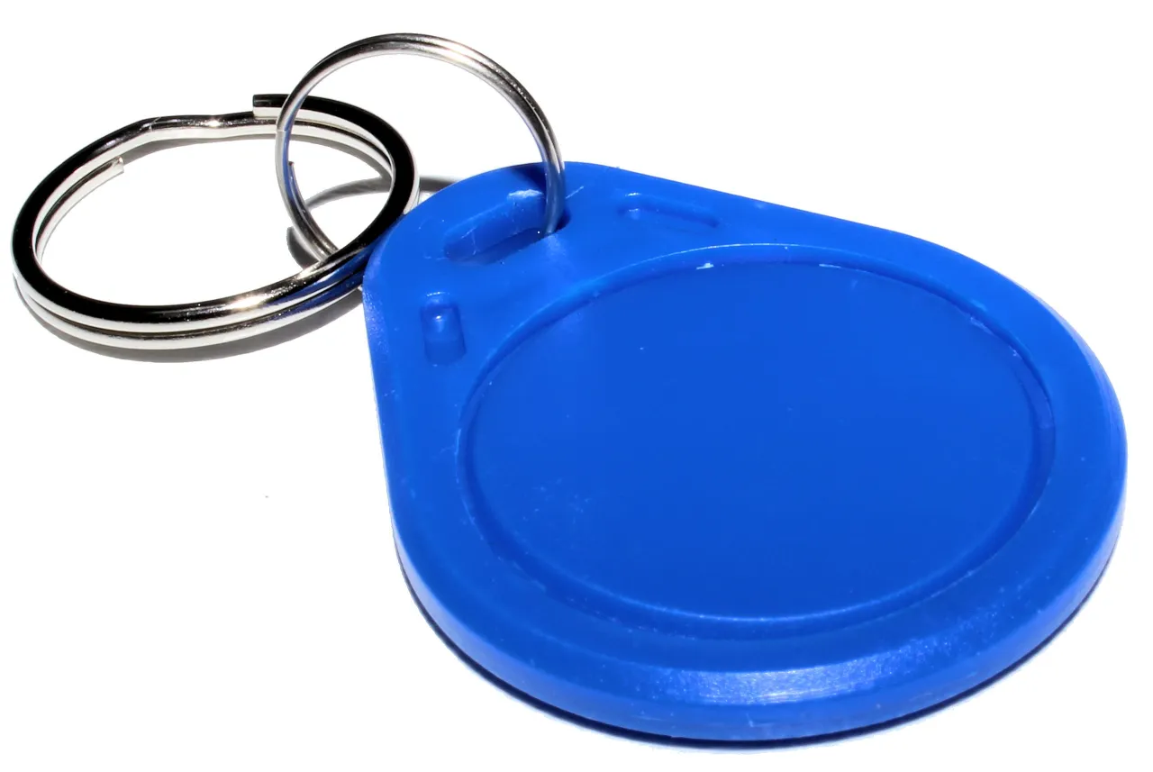 Niebieski brelok z chipem do domofonu, idealny gdy zastanawiasz się, gdzie dorobić chip do domofonu.